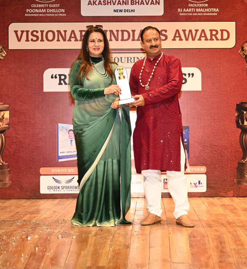 Poonam Dhillon Providing Visionary Indian Award 2025